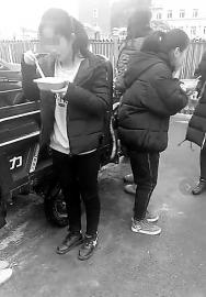 蛟河市黄松甸镇中心校网络流传的视频显示学生们在寒风中吃饭 视频截图