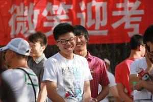 高考前的焦虑 紧张的考生紧张的父母