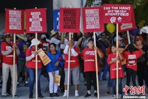 加州工人在洛杉矶集会示威,要求调涨最低工资。