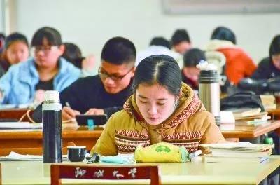 山东聊城大学图书馆内，大学生们正在复习备考。视觉中国 图