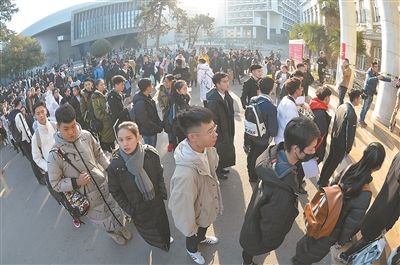 报考南京艺术学院的考生等待面试。 实习生 陈 俨 新华报业视觉中心记者 万程鹏摄