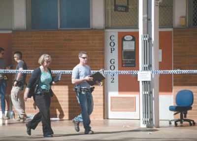 2017年8月25日，位于堪培拉的澳大利亚国立大学，警察封锁一间教室的入口。澳大利亚国立大学25日发生一起袭击事件。一名学生手持棒球棒袭击了教室内的教师和3名学生。