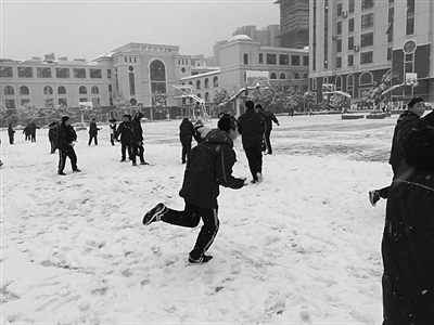 在老师带领下，孩子们快乐地打雪仗。周峰 摄