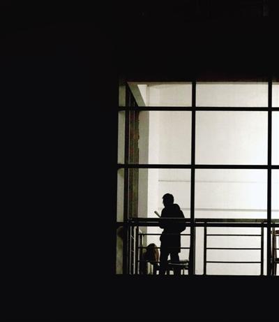 郑报融媒记者 马健 图 深夜漆黑，理想明亮。