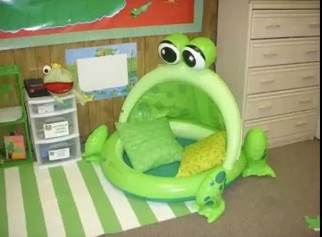 好哄的小孩子放一个小青蛙就会很高兴了
