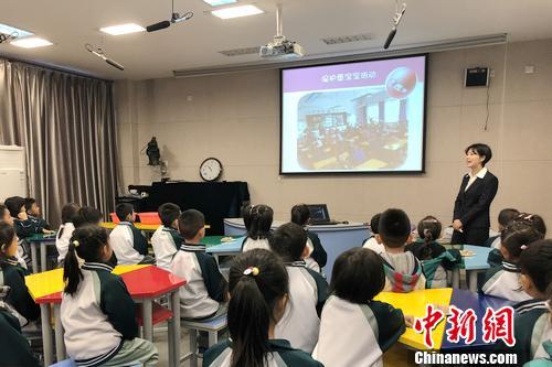 北京小学万年花城分校校医胡紫阳正在给二年级学生讲授生命教育课。汤琪 摄