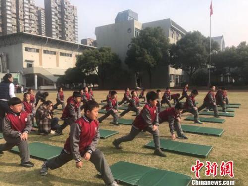 学生们正在上课。王题题摄