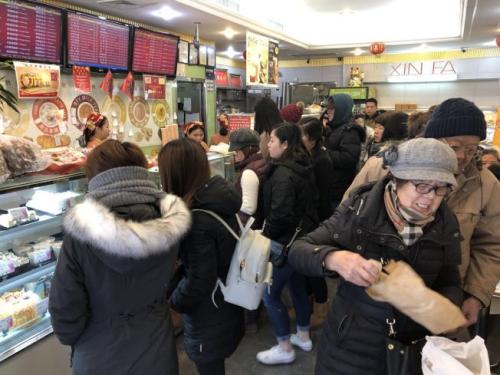 华裔民众抢购商品，因应暴风雪来袭。(美国《世界日报》记者黄伊奕/摄影)