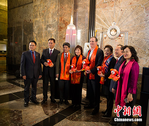 中国驻纽约总领事章启月（左四）、帝国大厦集团总裁兼首席运营官约翰·凯斯勒（右四）等人合影留念。中新社记者 马德林 摄