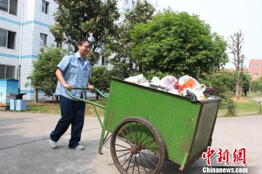 劳动周中学生打扫卫生。 刘永忠 摄