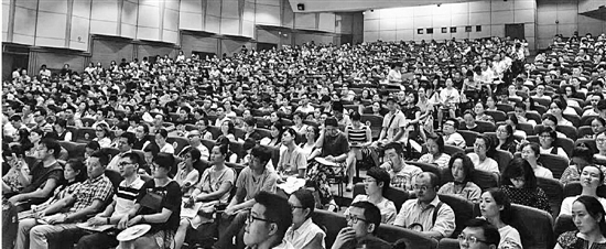 今年8月，卖鱼桥小学的家长会，因为规模巨大成了新闻。