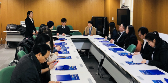 金吉列留学与媒体代表团同大阪大学国际教育交流中心负责人有川友子教授（一排右）等代表会谈