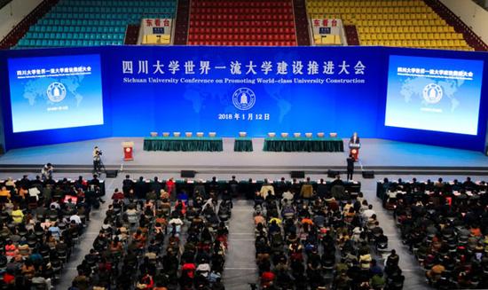大会在庄严肃穆的国歌声中拉开帷幕。