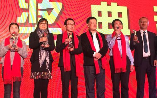 胡伟航先生(左三)荣获北京因私出入境中介机构协会颁发的“行业20年领军人物”奖杯