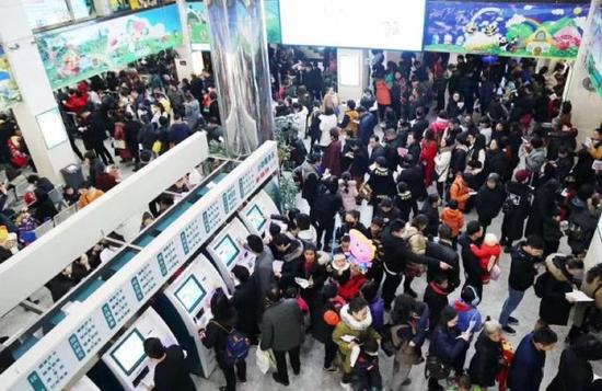 流感来袭 经历过挂吊瓶写作业的孩子都是勇士