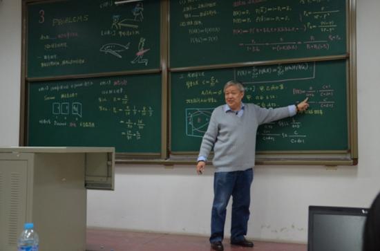 上课中的梁昌洪教授。 本文图片均为受访者 供图