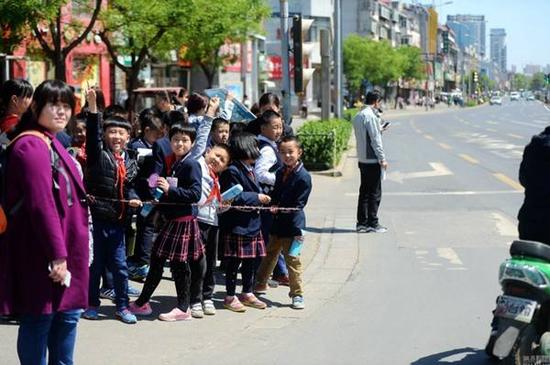小学生放学(图片来源于网络)