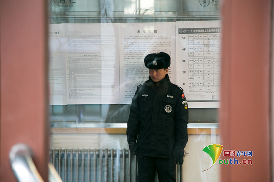 北师大英语四六考点在早七点开始封闭,相关考生在八点三十分之后才能进入考场。中国青年网记者 孙钊摄