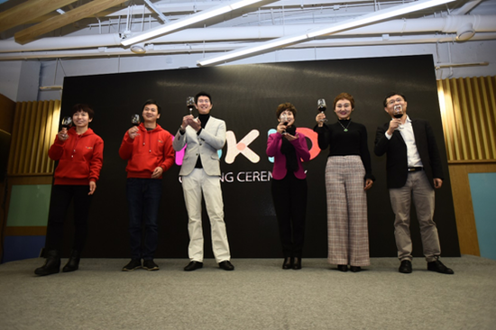 YoKID股东们在创始人CEO苏德中博士和副总裁王刚先生陪同上台剪彩。
