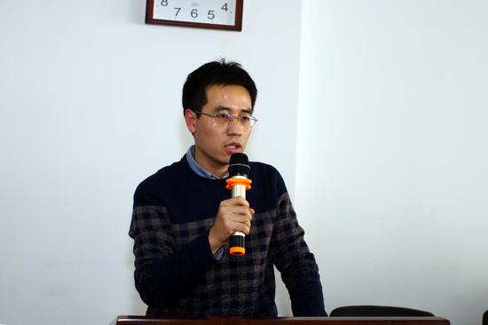 图2:工商学院院长助理杨小科老师主持此次座谈会