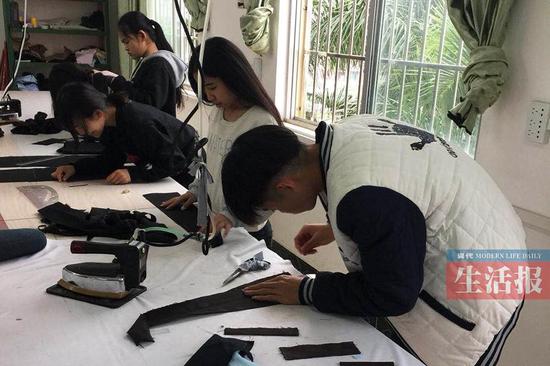 做“女红”，男生可不输女生。