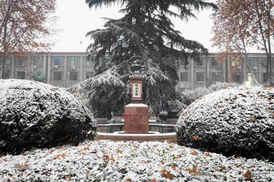 1月3日，西安交通大学兴庆校区饮水思源碑， 李澄摄。