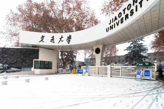 1月3日，西安交通大学兴庆校区北门前被白雪覆盖，李澄摄。