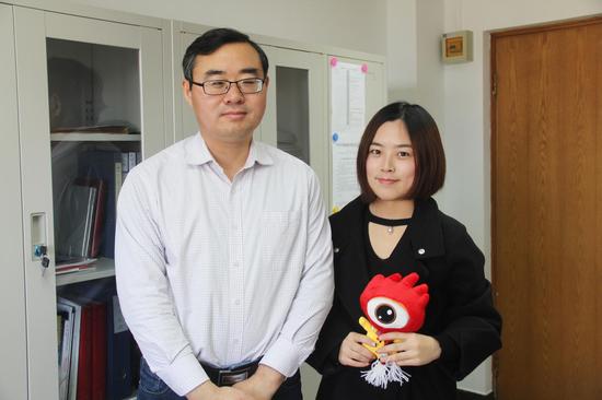 中国戏曲学院教务处副处长兼招办副主任张文振(左一)
