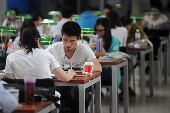 山西省图书馆内座无虚席,备战高考的学子们正安静地坐在座位上读书、做题、查阅资料。 视觉中国 资料图
