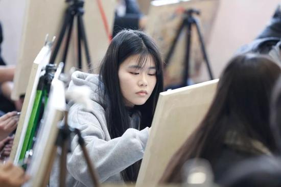 2018广东高考美术考题:绞肉机塑料袋还有大叔