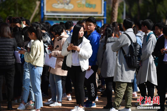 图为1月29日，昆明，考生等待进考场。中新社记者 刘冉阳 摄