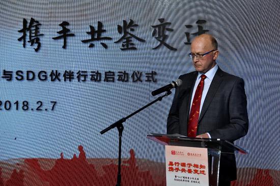 (上图为易知基金理事长、挪威前国会议员托雷·威斯彼先生进行“携手共鉴变迁”的演讲)