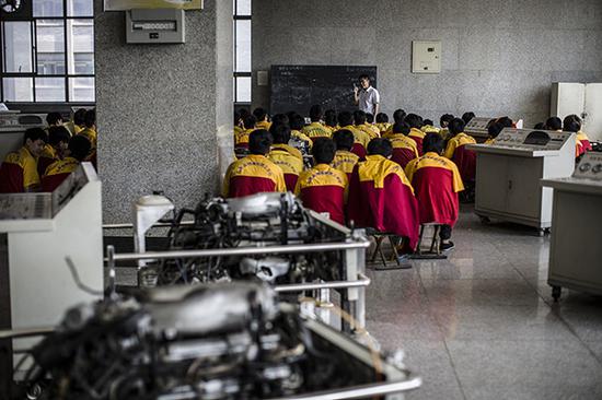 技工院校的学生在上课。视觉中国 资料