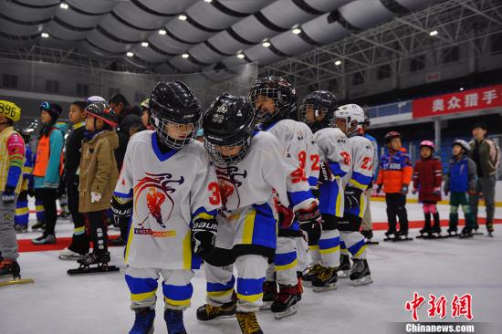 此次青少年冰雪项目代表队集训旨在为丰台区培养更多的冬季运动后备人才，为即将到来的北京市第一届冬季运动会积蓄力量。中新网记者 李霈韵 摄