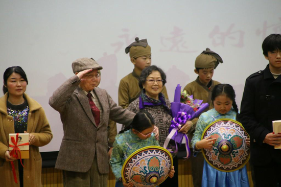 周恩来侄子周尔鎏先生携夫人为枫华学生赠书