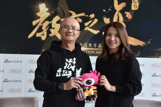 游美国际营地教育的创始人、CEO 李璟晖（左）