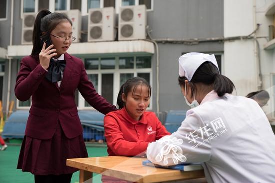 学生扮演保育员 周涛 摄