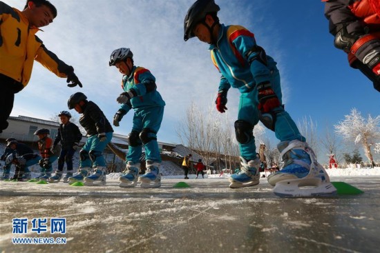 北京百名小学生体验冰雪活动 感受冰雪运动的