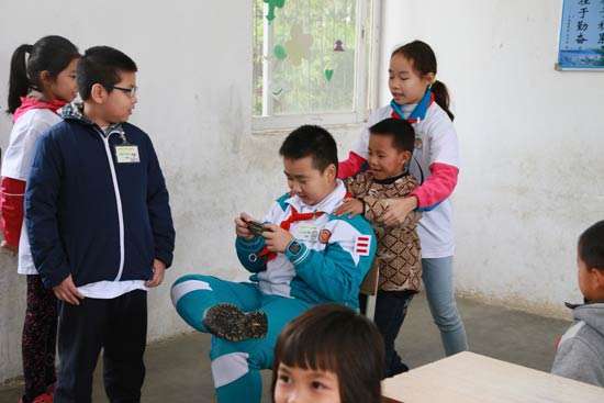 　　广东省广州市的小学生到广东清远的山村小学支教，为山村留守儿童上网络安全课。图为“小讲师”们演出情景剧模拟孩子们玩游戏时的不良姿势，让学生们纠正。赵晖/摄