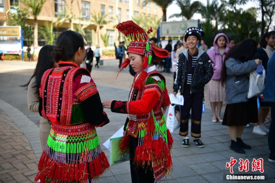 图为1月29日，昆明，身着民族服饰的考生。中新社记者 刘冉阳 摄