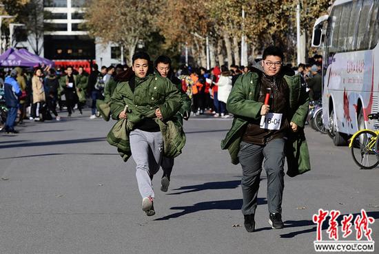  12月3日，清华大学校园，学子们身披军大衣跑步，纪念“一 二·九”运动。中国青年报·中青在线记者 陈剑/摄