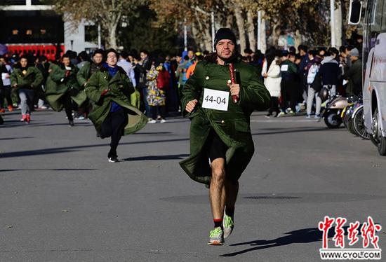 12月3日，清华大学校园，学子们身披军大衣跑步，纪念“一二·九”运动。中国青年报·中青在线记者 陈剑/摄