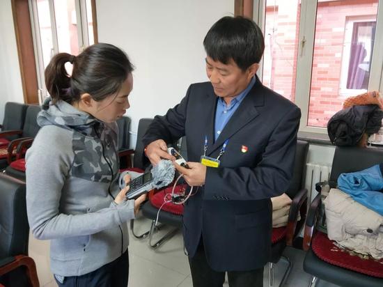 石景山区人事考试中心主任为记者介绍隐形耳机探测仪