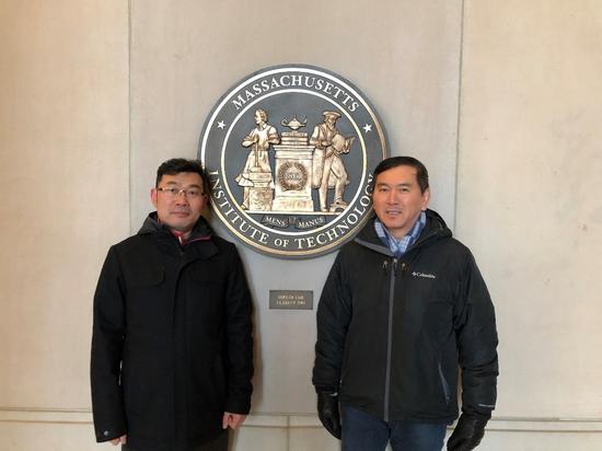 金吉列留学常务副总裁郑应文先生与麻省理工学院陈彤教授在教学楼内合影