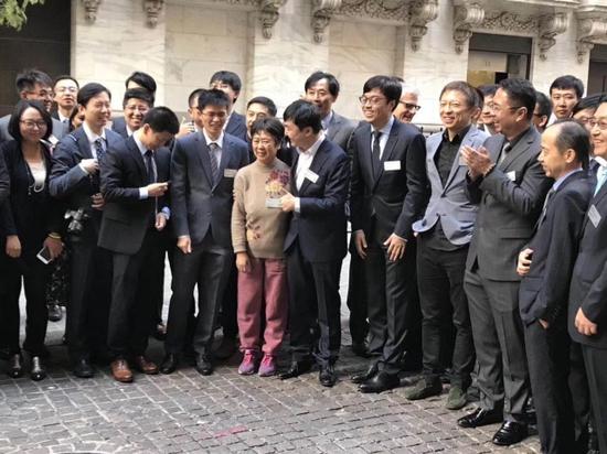 图:王小川与母亲在纽交所前合影