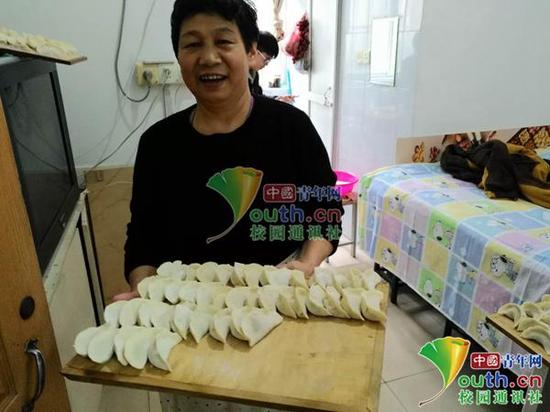 图为宿管阿姨展示包好的饺子。中国青年网通讯员 李蕙君 摄