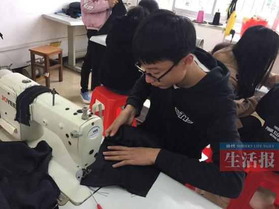 用缝纫机制衣。