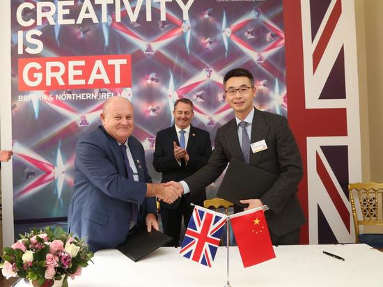 2月1日，在北京英国大使馆官邸，英国规模最大的学前教育机构Busy Bees创始人John Woodward与东方剑桥教育集团总裁于越签署合作协议，进一步达成双方在学前教育领域的战略合作。英国国际贸易部大臣Dr Liam Fox 在签约仪式现场见证了这一历史时刻。