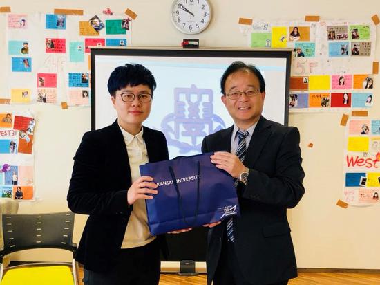金吉列留学华东分公司总经理徐瑫(左)与关西大学国际部副部长山本英一(右)互赠礼物