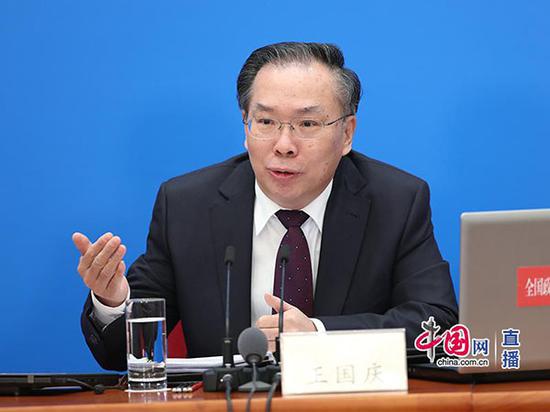 3月2日,全国政协十三届一次会议新闻发布会在北京举行。大会新闻发言人王国庆介绍相关情况。中国网 董宁 摄